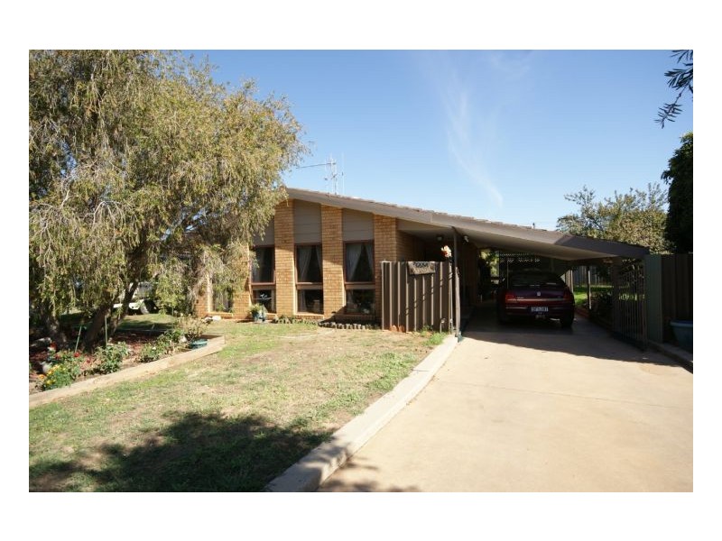 4 Johnston Cres, Deniliquin NSW 2710