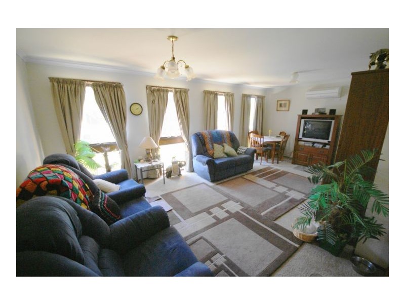 4 Johnston Cres, Deniliquin NSW 2710