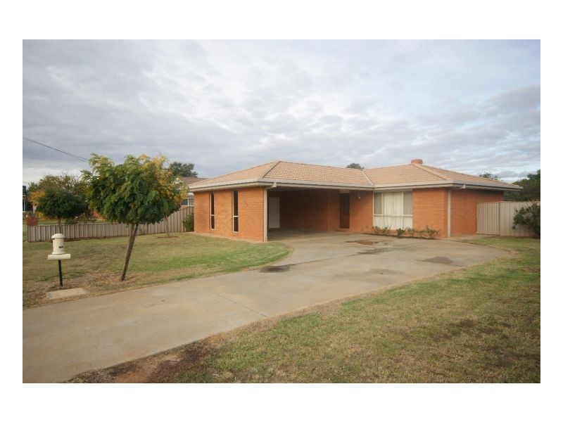 120 Crispe St, Deniliquin NSW 2710