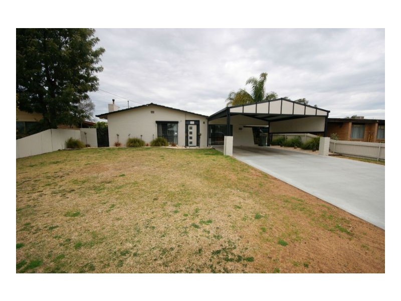 520 Poictiers St, Deniliquin NSW 2710