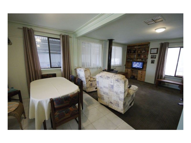 6 Robertson Cres, Deniliquin NSW 2710
