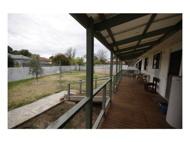 6 Robertson Cres, Deniliquin NSW 2710