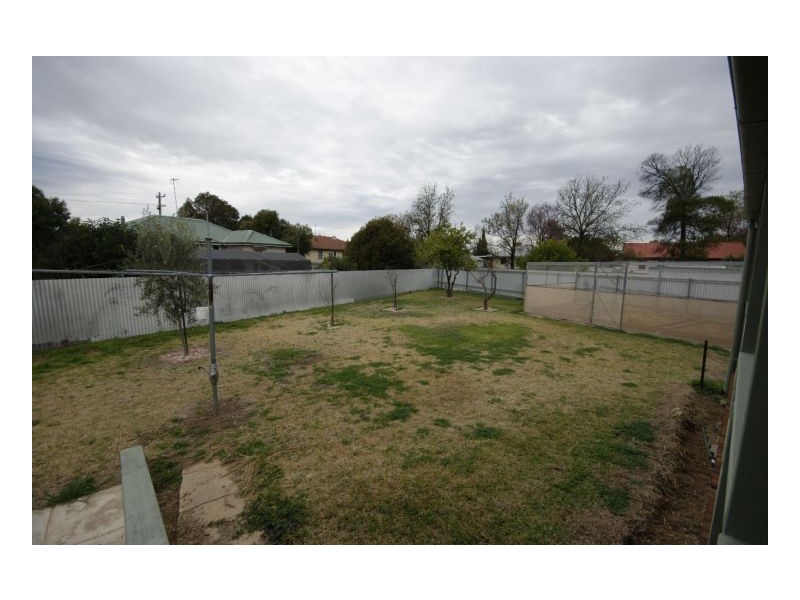 6 Robertson Cres, Deniliquin NSW 2710