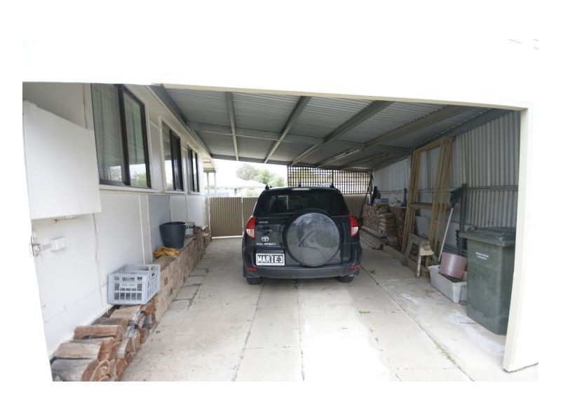 6 Robertson Cres, Deniliquin NSW 2710