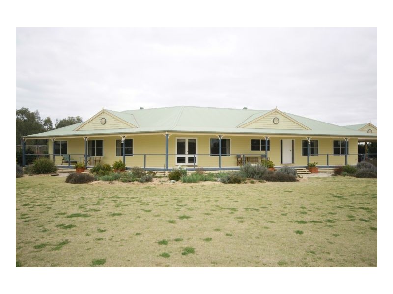 71 Willow Drive, Deniliquin NSW 2710