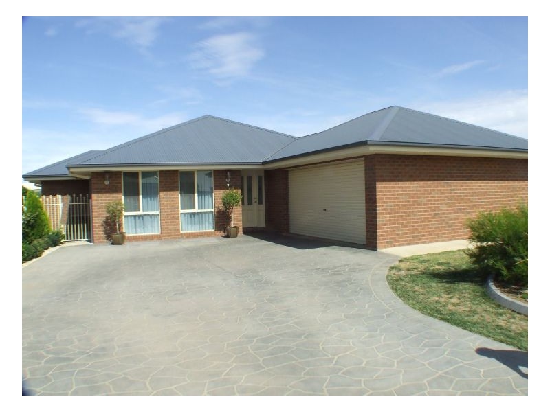 9 Thomas Court, Deniliquin NSW 2710