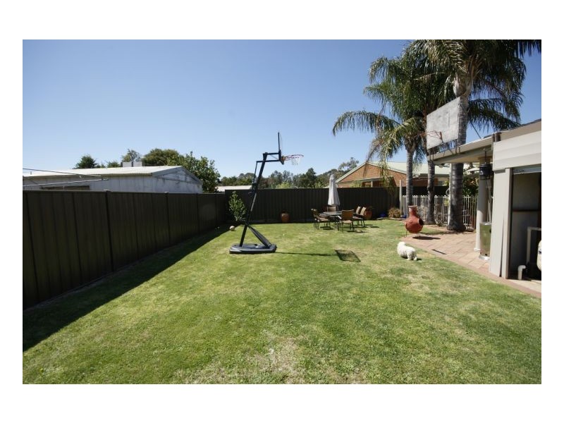 61 Burton St, Deniliquin NSW 2710