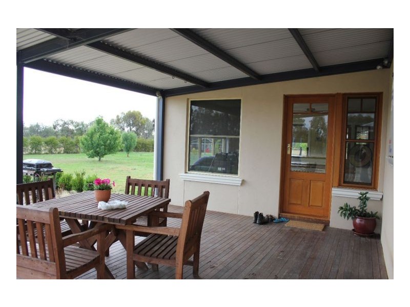 121 Riverview Dr, Deniliquin NSW 2710