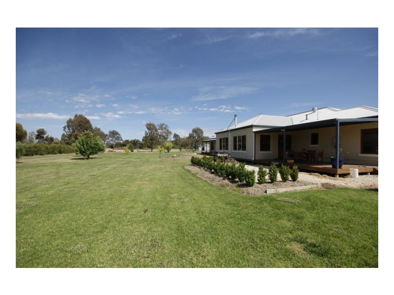121 Riverview Dr, Deniliquin NSW 2710