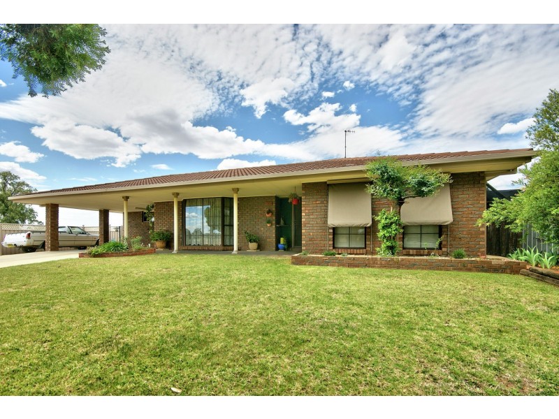 327 Jameson St, Deniliquin NSW 2710