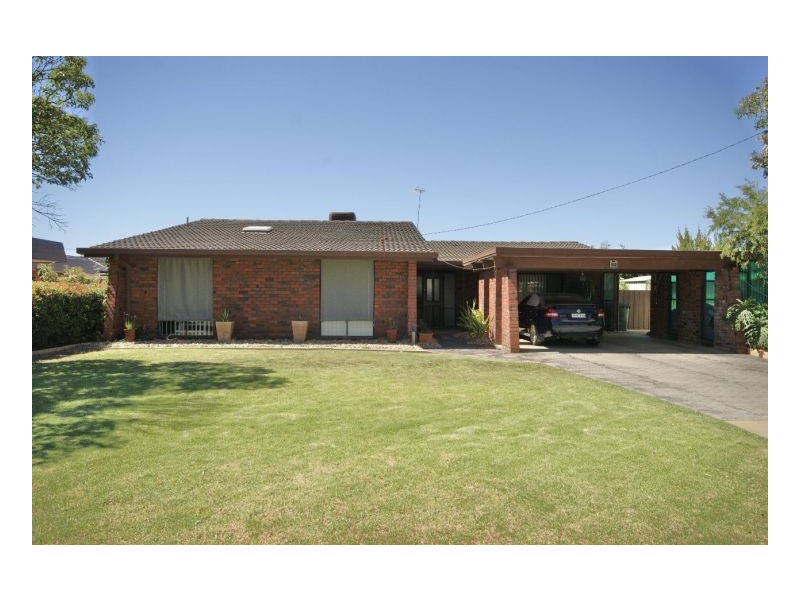 102 Ross St, Deniliquin NSW 2710