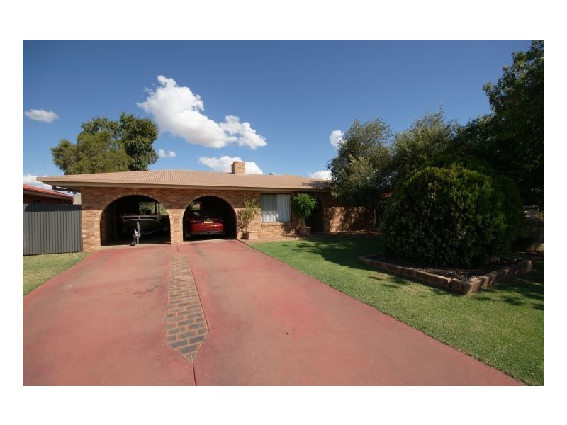 6 Taabinga Crt, Deniliquin NSW 2710