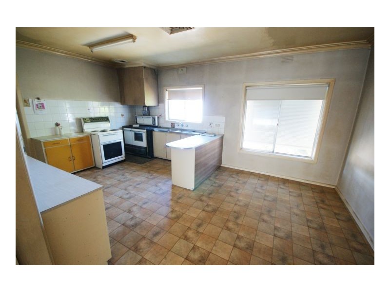 94 Russell St, Deniliquin NSW 2710