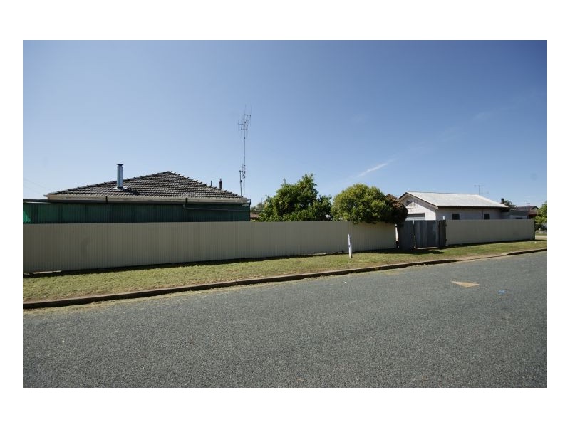 94 Russell St, Deniliquin NSW 2710
