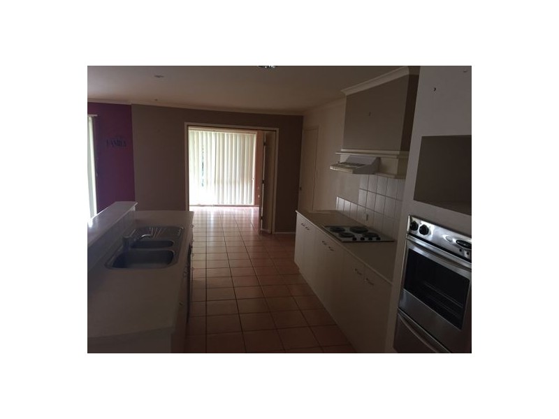 8 Lochano Close, Parkinson QLD 4115