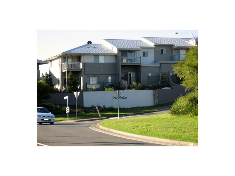 13/2 Sangster Cres, Pacific Pines QLD 4211
