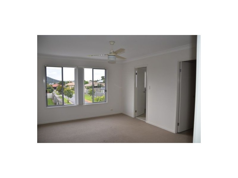13/2 Sangster Cres, Pacific Pines QLD 4211