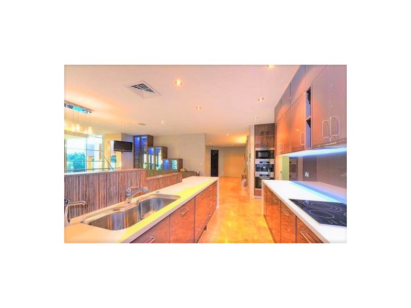 3028 The Boulevarde, Benowa QLD 4217