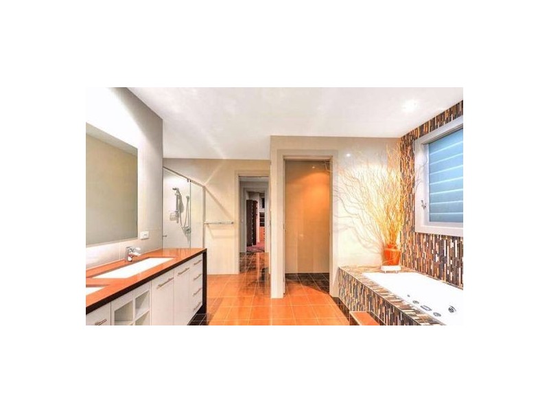 3028 The Boulevarde, Benowa QLD 4217