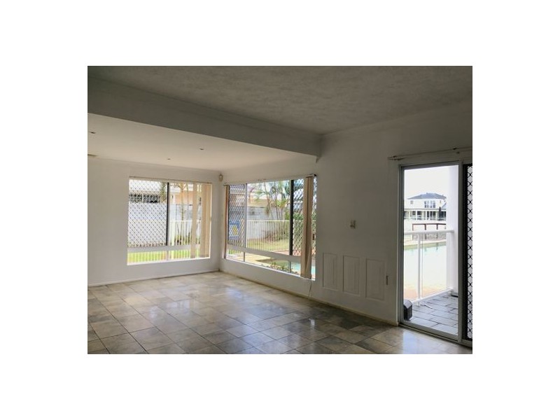 8 Mainsail St, Birkdale QLD 4159