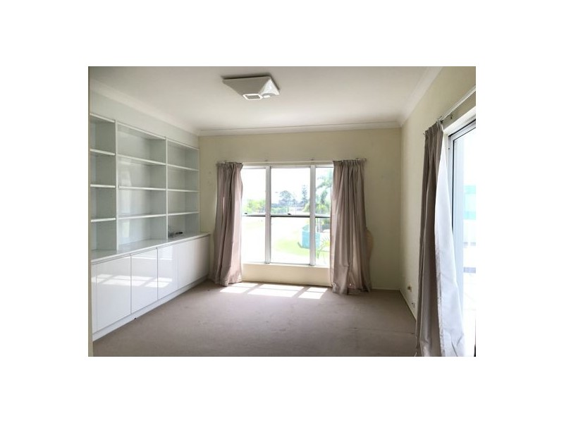 8 Mainsail St, Birkdale QLD 4159