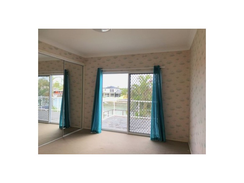 8 Mainsail St, Birkdale QLD 4159