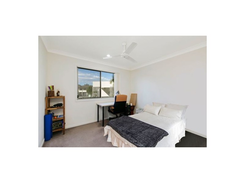42 1 Belongil Street, Pacific Pines QLD 4211
