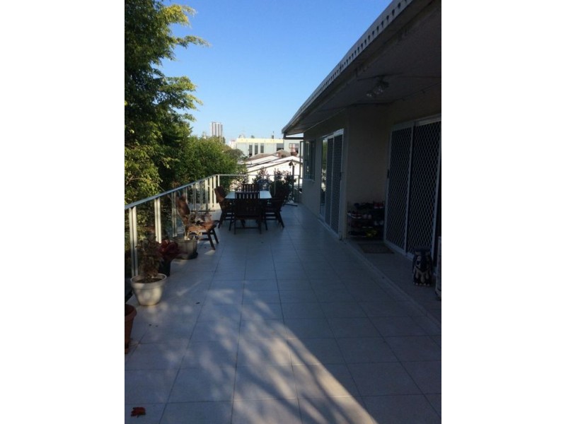 3/104 Eugaree Street, Southport QLD 4215