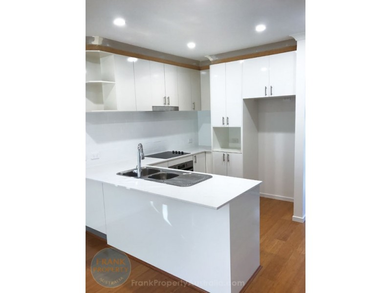 2/1210 Logan Road, Holland Park West QLD 4121