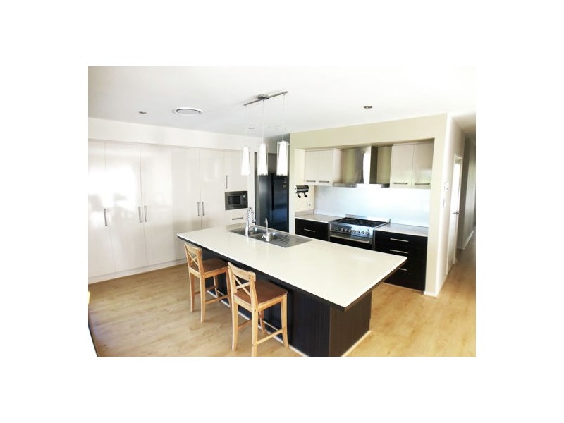 27 Taylor Place, Mackenzie QLD 4156