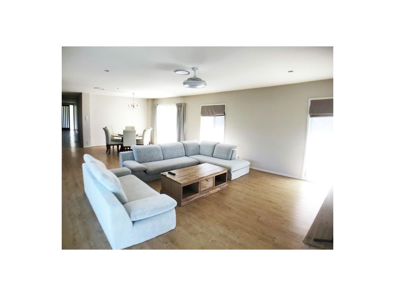 27 Taylor Place, Mackenzie QLD 4156