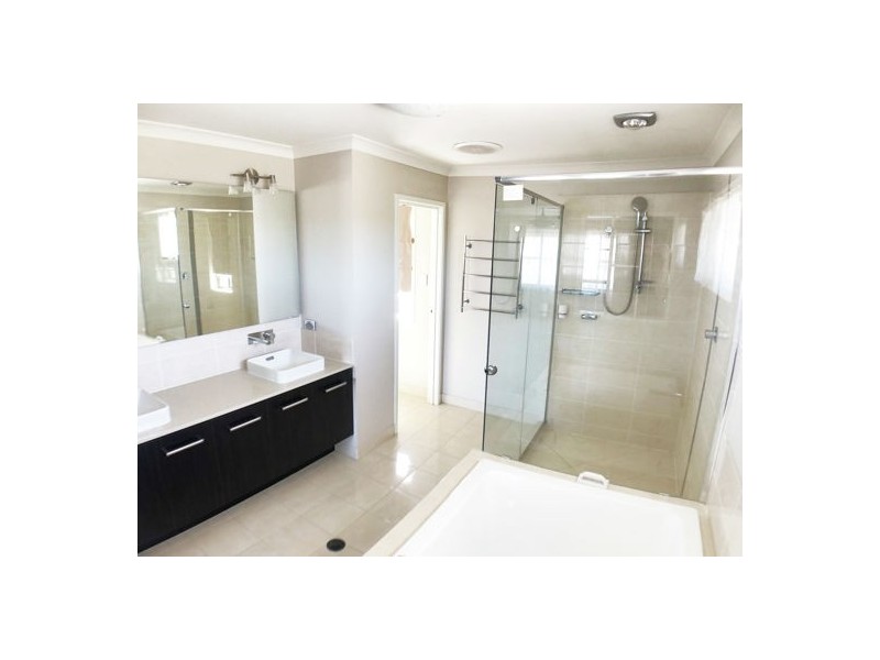 27 Taylor Place, Mackenzie QLD 4156