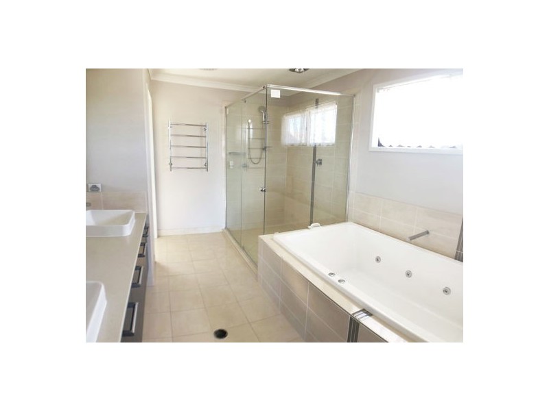 27 Taylor Place, Mackenzie QLD 4156