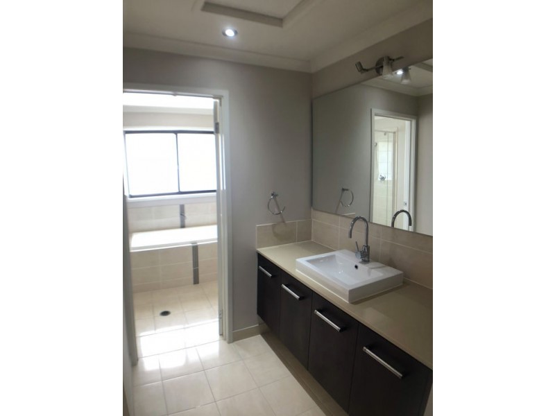 27 Taylor Place, Mackenzie QLD 4156