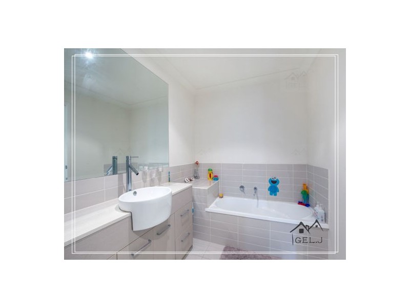 2/1 Belongil Street, Pacific Pines QLD 4211