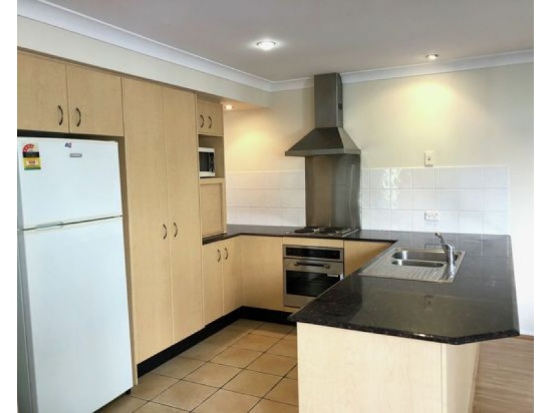 4/38 Robert Street, Labrador QLD 4215