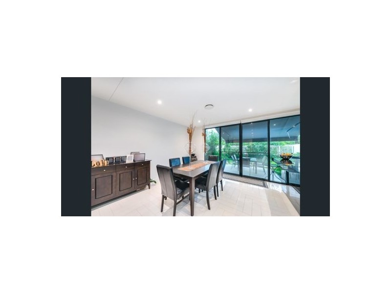 33 Theatre Drive, Benowa QLD 4217