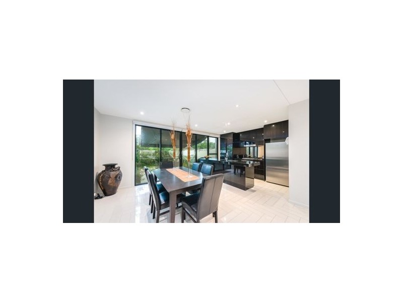 33 Theatre Drive, Benowa QLD 4217