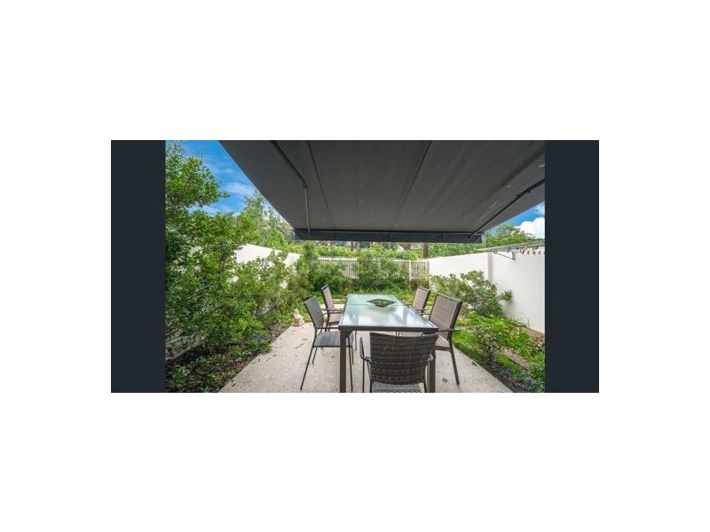33 Theatre Drive, Benowa QLD 4217