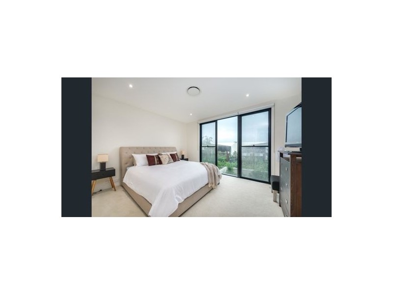 33 Theatre Drive, Benowa QLD 4217