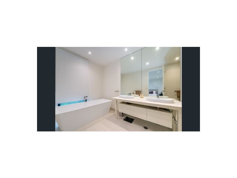 33 Theatre Drive, Benowa QLD 4217