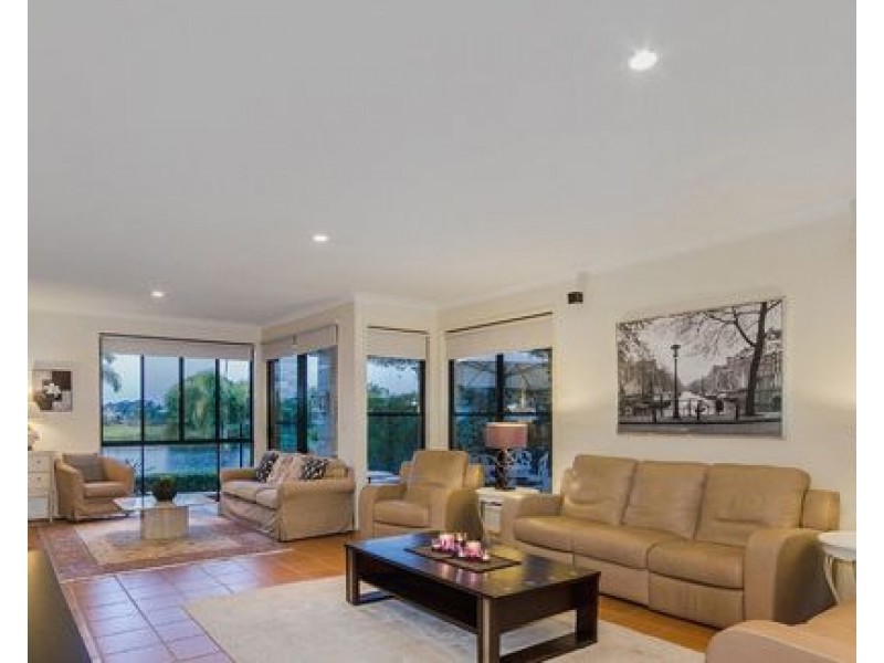 10 Staysail Crescent, Clear Island Waters QLD 4226