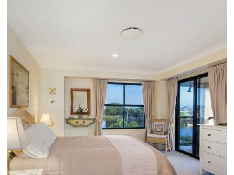 10 Staysail Crescent, Clear Island Waters QLD 4226