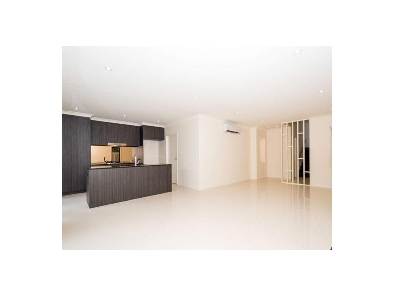18 126 Marina Quays, Hope Island QLD 4212
