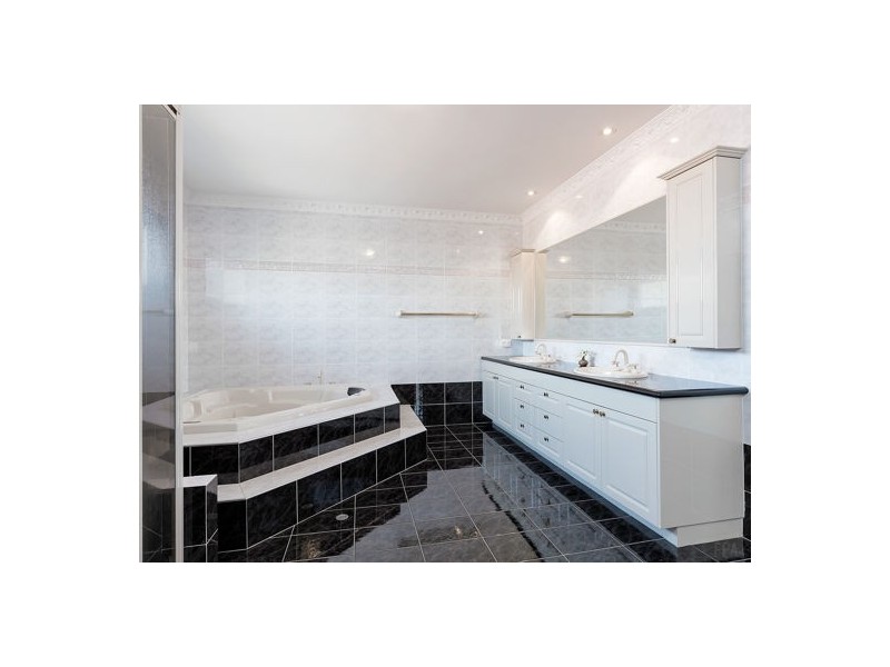 5 Trafalgar Place, Carindale QLD 4152