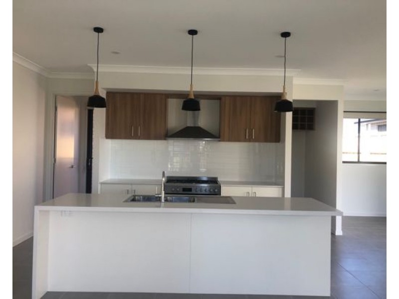 32 Arundel Springs Avenue, Arundel QLD 4214