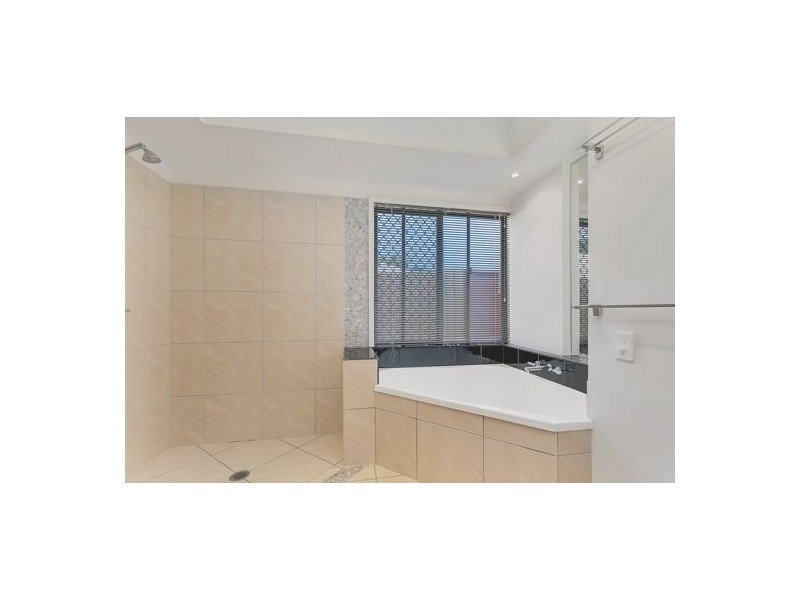 4 Finchley Close, Redlynch QLD 4870