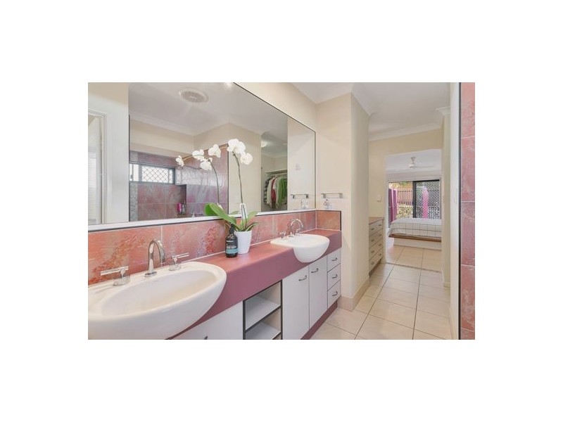 4 Finchley Close, Redlynch QLD 4870