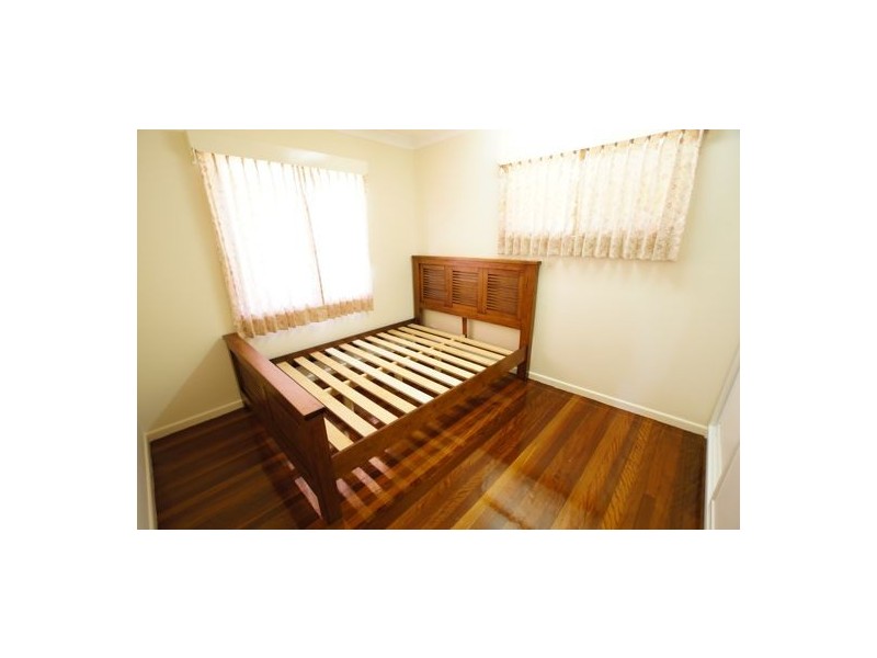 8 Carnaby St, Macgregor QLD 4109