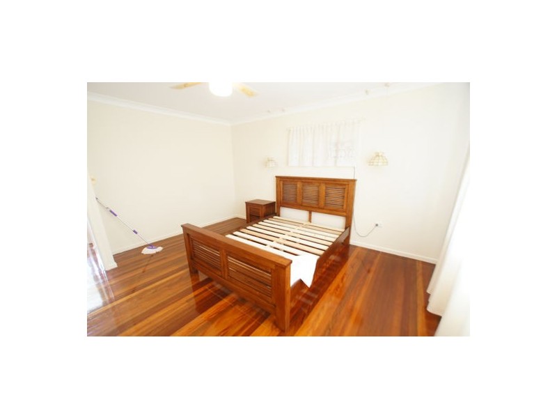 8 Carnaby St, Macgregor QLD 4109